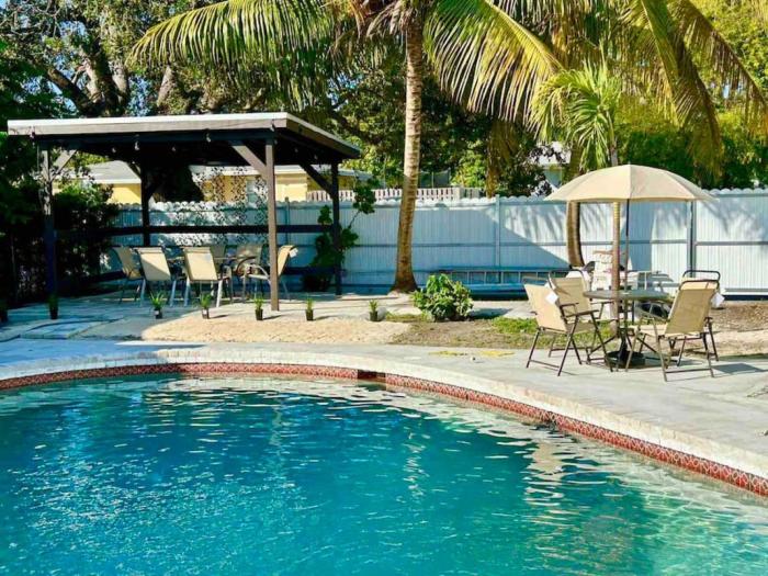 OASIS close to Hard Rock Caffe and Hollywood Beaches