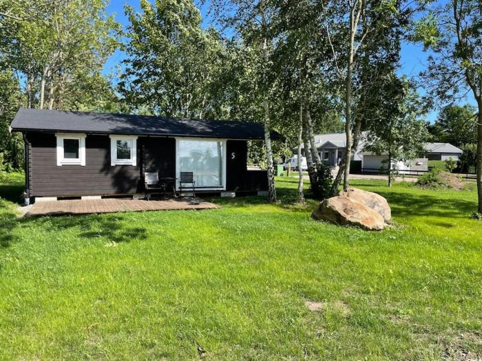 Stuga med panoramafönster över åker, paradis för fågelskådare och vandrare, självstäd efter besök