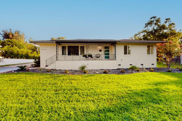 Steps to Lake Hollingsworth! Dog-Friendly Retreat