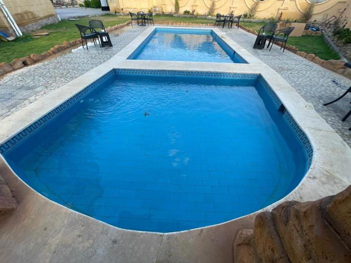 فيلا للايجار اليومى فى الريف الاوربي- طريق مصر اسكندرية الصحراوى - قريبة من مطار سفنكس - وهايبر وان الصحراوى- 5 غرف نوم وحمام سباحة وكيدز اي