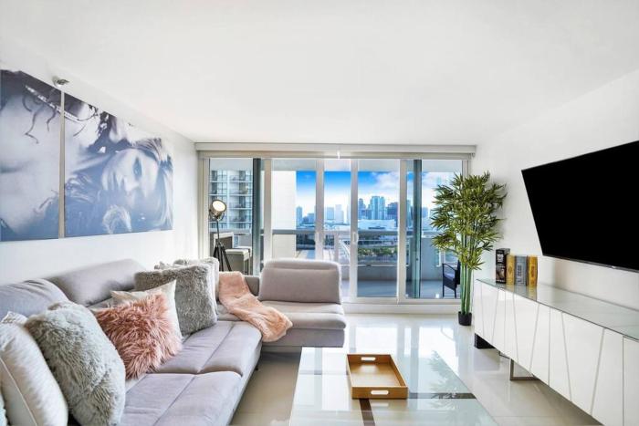 Some Like It Hot! Miami Skyline & Water Views 4BR