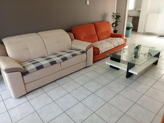 Jolie maison de location avec terrasse couverte et parking privé