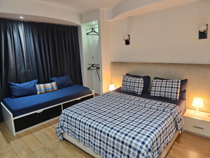 Spacious 2BR Apt, Balcony, AC & Private Garage, Casablanca Centre