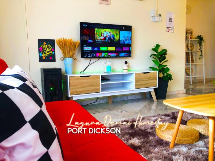 Laguna Damai Homestay PD - 3BR, Near Beach, Pool, Astro, Netflix, WiFi