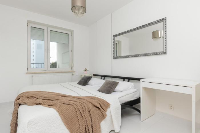 Metro Targówek Spacious Apartment with Parking by Noclegi Renters