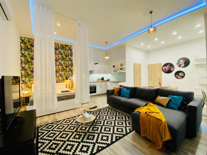 Chic City Center Studio with AC - Tropical House