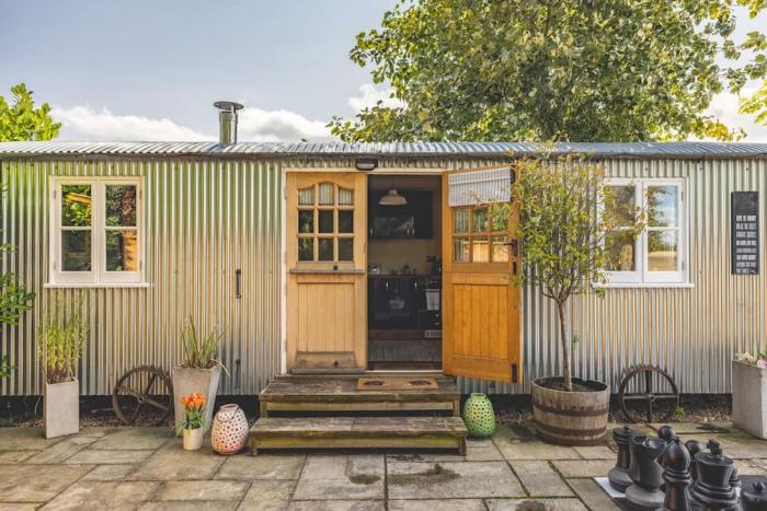 Relaxing Retreat - The Shepherds Hut - Hot Tub - By Tempstay