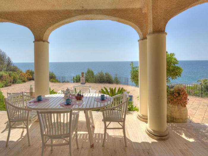 Charming villa with sea views and direct access to the sea in Fontane Bianche