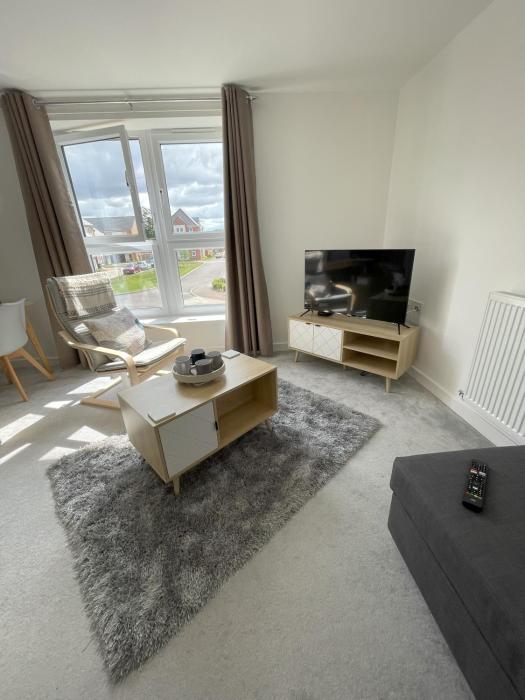 Modern 2-bedroom apartment, free parking for 2, walking distance to town centre