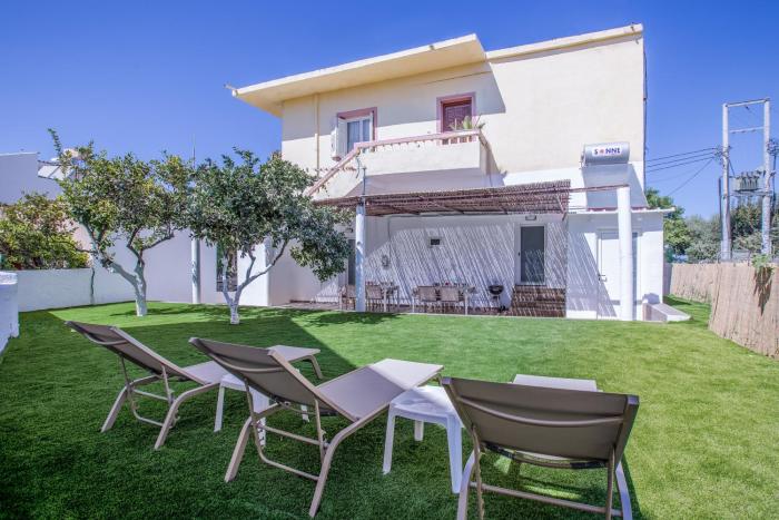 Kalyves Pearl apartments by the sea