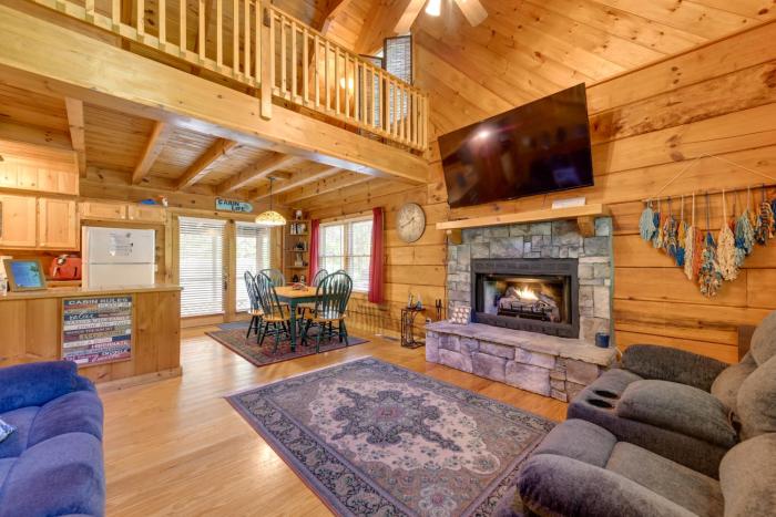 Cabin with Hot Tub and Fishing Pond in Del Rio!