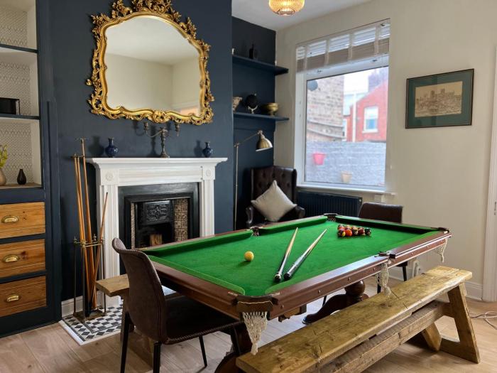 Cosy 4-Bed Home Near Centre & Free Parking