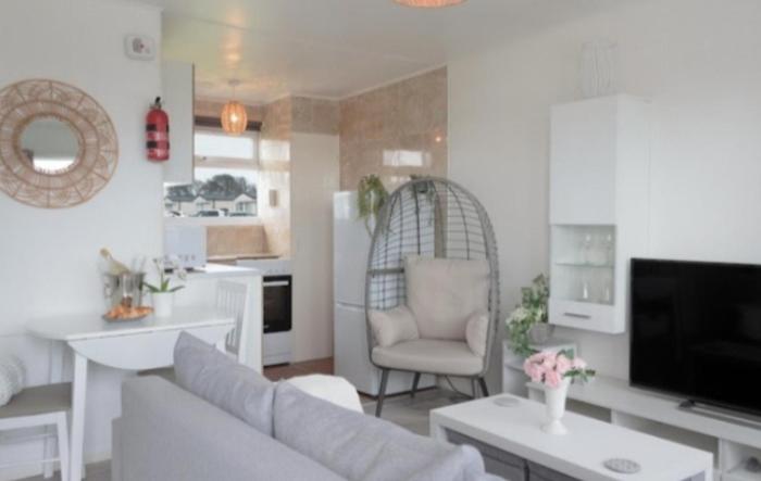 2 Bed Chalet Sleeps 4- Parking Garden Near Beach