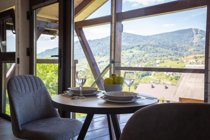 Lisoviy Zatyshok, z vidkrutum litnim baseynom,чан-джакузі