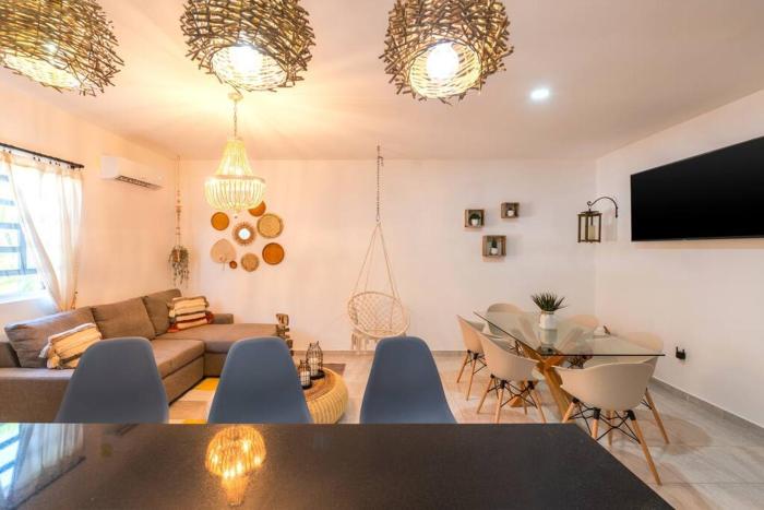 The Smurfs Townhome. Pool FREE parking.