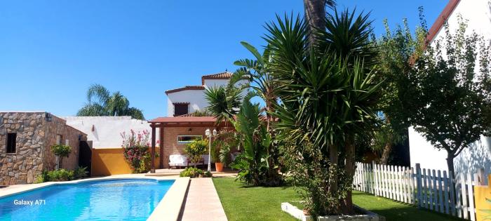 Chalet la Huerta con piscina y wifi no grupos