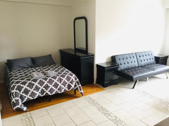 Stylish Montreal Apartment: Comfortable Stay in the Golden Square Mile