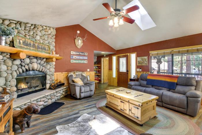 Central Big Bear Lake Retreat with Private Hot Tub!