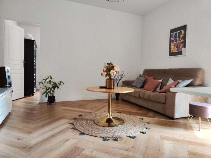 LE PETIT ANGLE APPARTEMENT 2 Pièces, plein centre ville, près de la gare jusquà 4 personnes