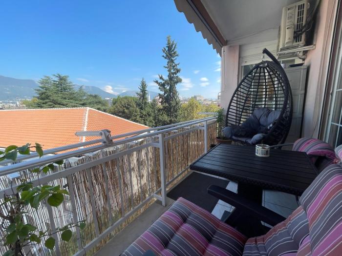 Pine-Tree Spacious 2 BDR Apartment near Tanners Bridge with hot tub