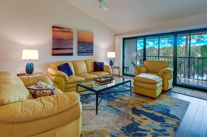 3 Mi to Beaches Naples Condo with Pool Access!