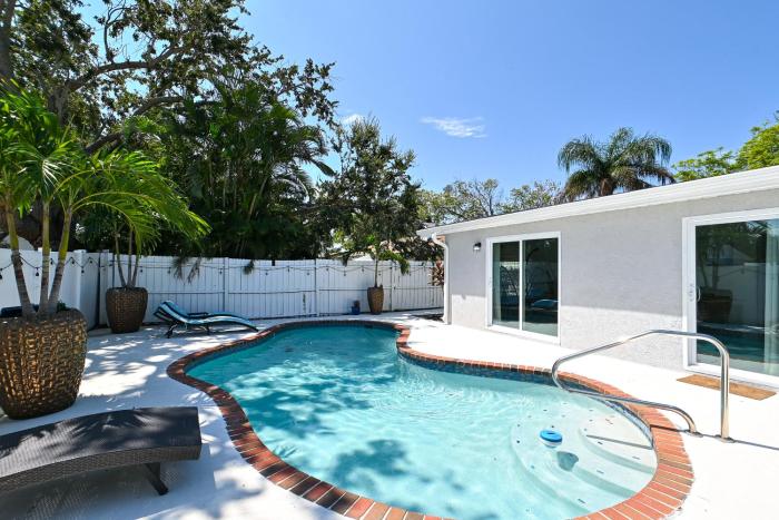 HEATED Pool, Game Room, Bunk Beds, Close to Beaches, Fun!
