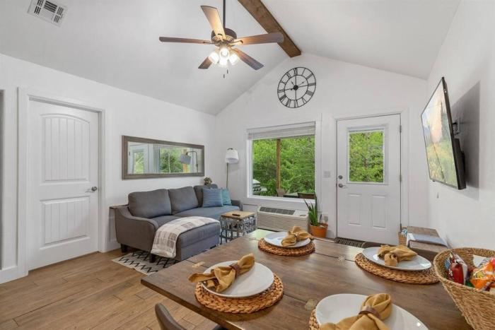 Cozy Cottage • 2 King Beds • Grove • Kayaks • WasherDryer