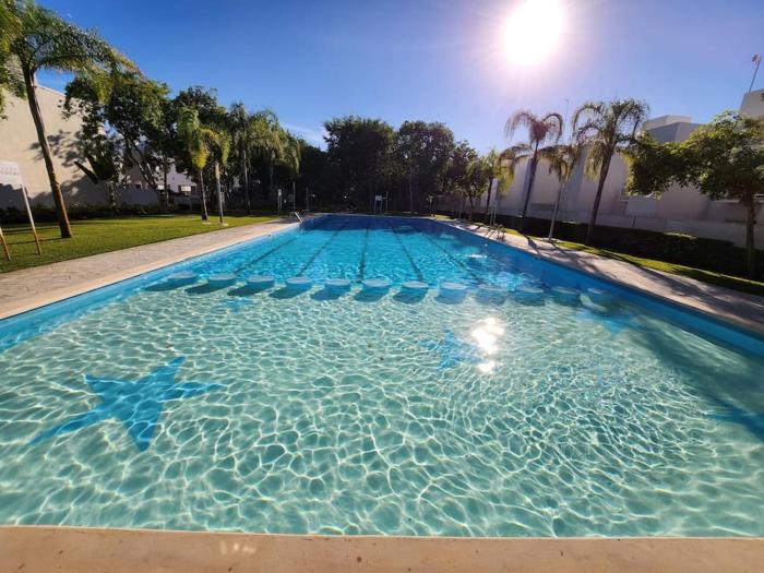 Casa de 3 habitaciones TODAS con baño propio, 3 y medio baños en toal, alberca, cupo hasta 12 personas