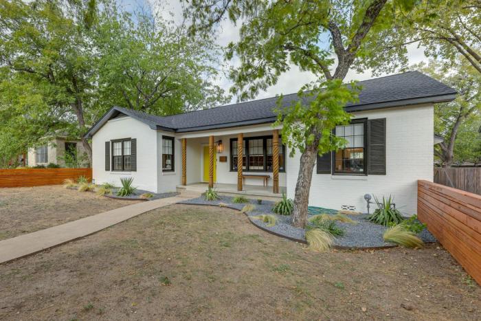 2 Mi to Downtown Austin Family Home with Porch!