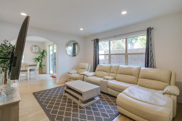 Pet-Friendly Paramount Home, 16 Mi to Los Angeles!