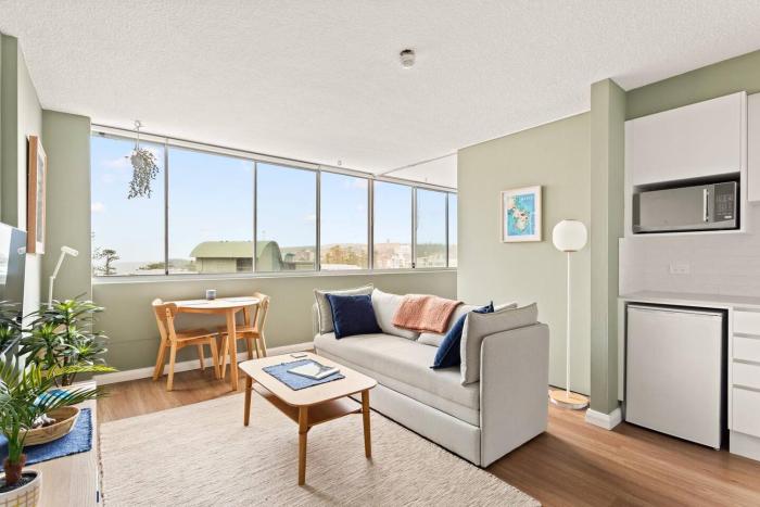 The Norfolk - A Bright Beachside Hideaway with Pool