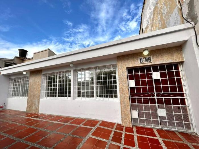 CASA CERCA A EL MAR CON PARQUEADERO