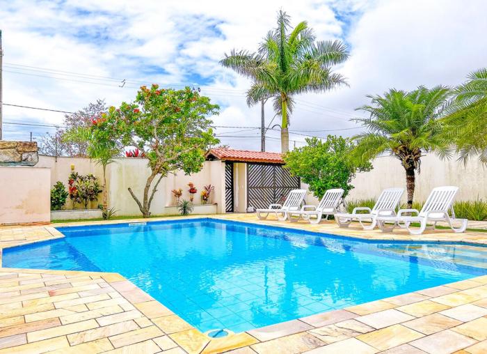 Casa com churrasqueira e piscina em Itanhaem