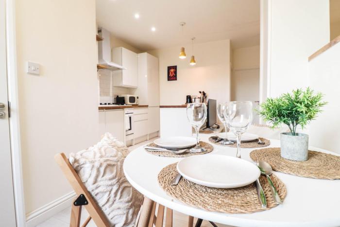 Right by Oval station 2-Bed Flat ! FREE WIFI!