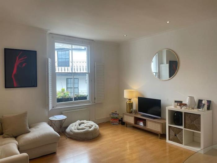 Spacious 1-bedroom apartment in Belsize Village