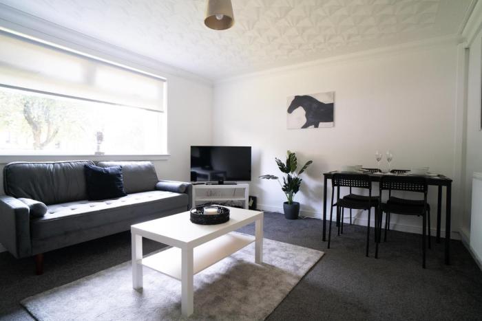 2 BDR Apt By Caledonia Luxe Stays Short Lets & Serviced Accommodation Airdrie
