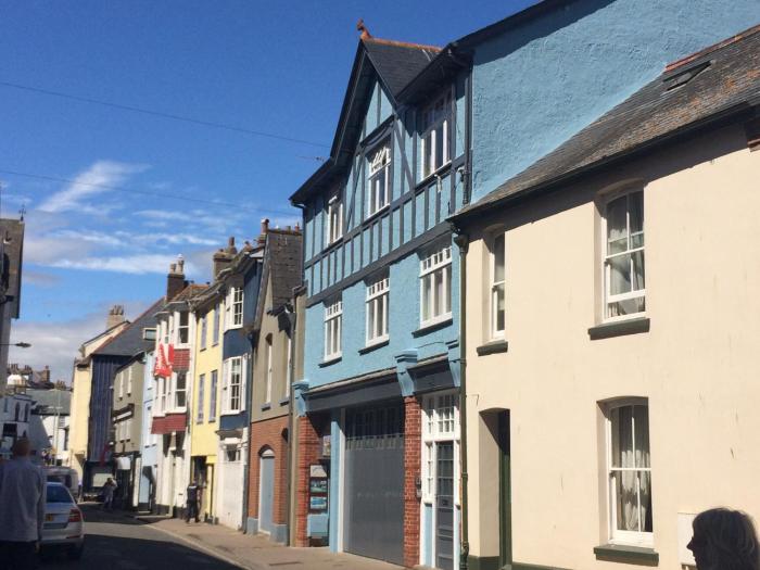 ROCKFERRY 3 Bed Central Apartment + parking permit