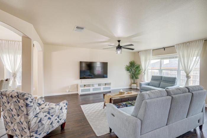 8 Mi to Fort Cavazos! Modern Home w Fire Pit