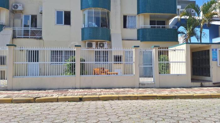 Apto terreo frente com 2 qtos a 200 mt praia Bombas