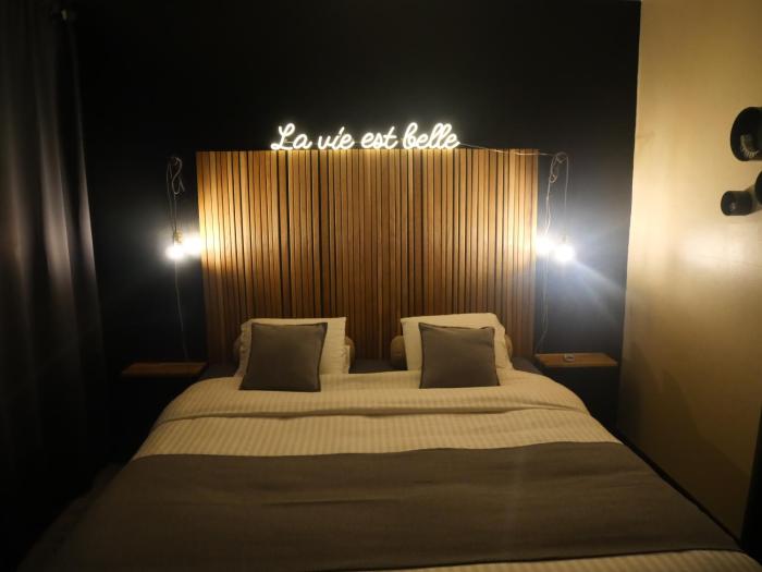 Chambre avec jacuzzi ou Chalets dans les bois