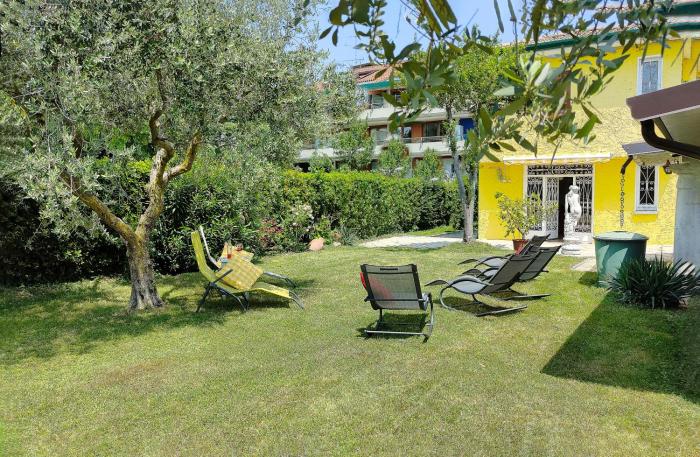 Villa con giardino privato, tre camere, due bagni