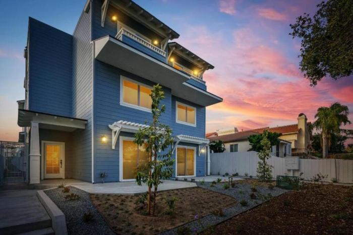 Contemporary Luxury Apartment Steps from Beach