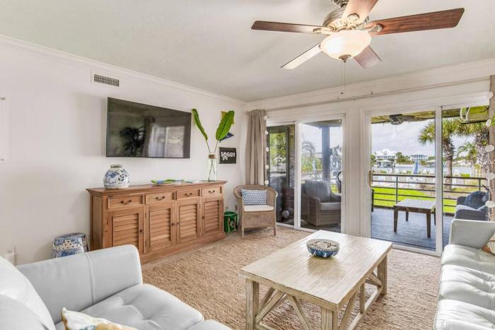 Walk to Florabama from Renovated Ground Floor 2Bd-2Ba with Pickleball, Boat Slips