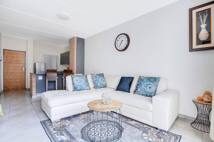 Eazy Inn by Mall of Africa