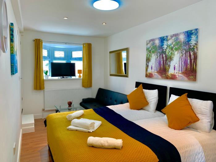 London Studio Apartments, Private Bathroom, Kitchenette, Parking, NP3