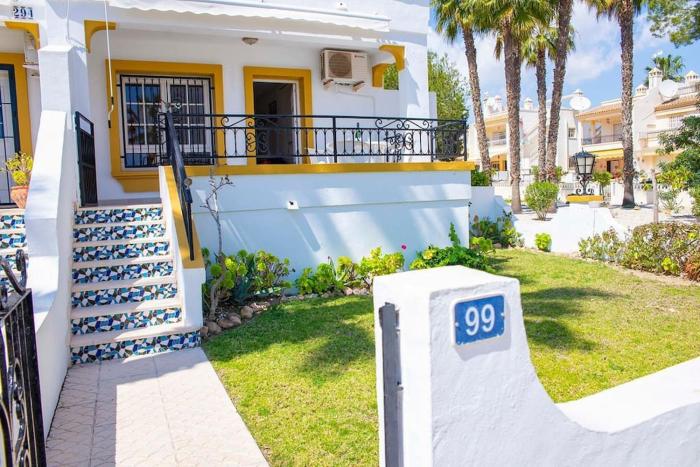 Ground Floor 2 bed Apartment with garden & communal pool