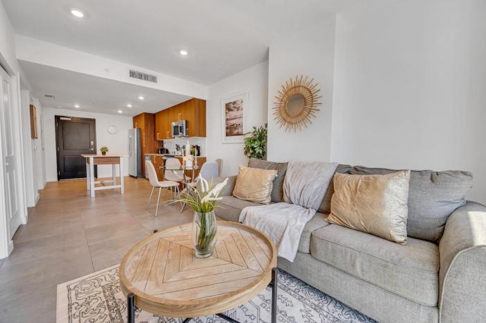 Beautiful Unit with Amazing View & Free Parking