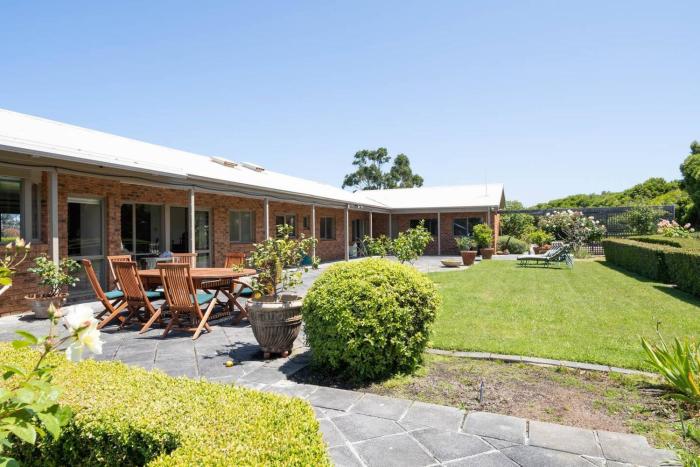 Viewbank Homestead - A Sprawling Garden Estate