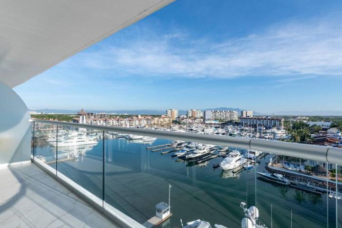 Luxury Condo On The Marina