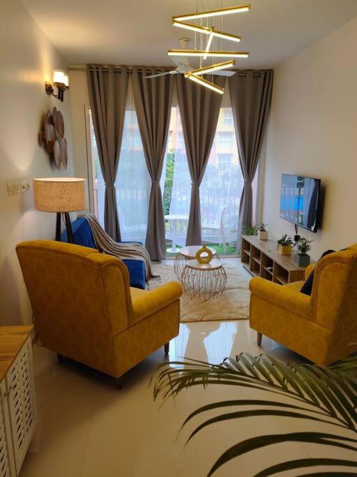 Contemporary 2 BR, Pool view Apt